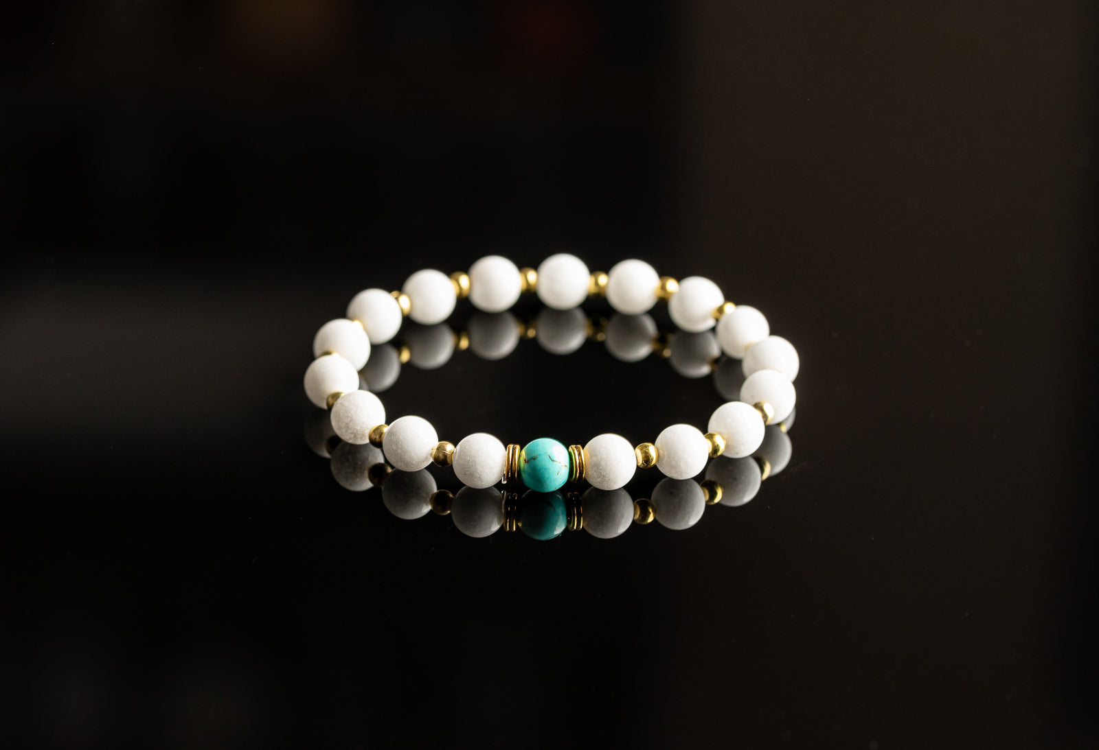 IRIS KOLLEKTION - Hvid Jade / Turkis / Guldfarvet armbånd