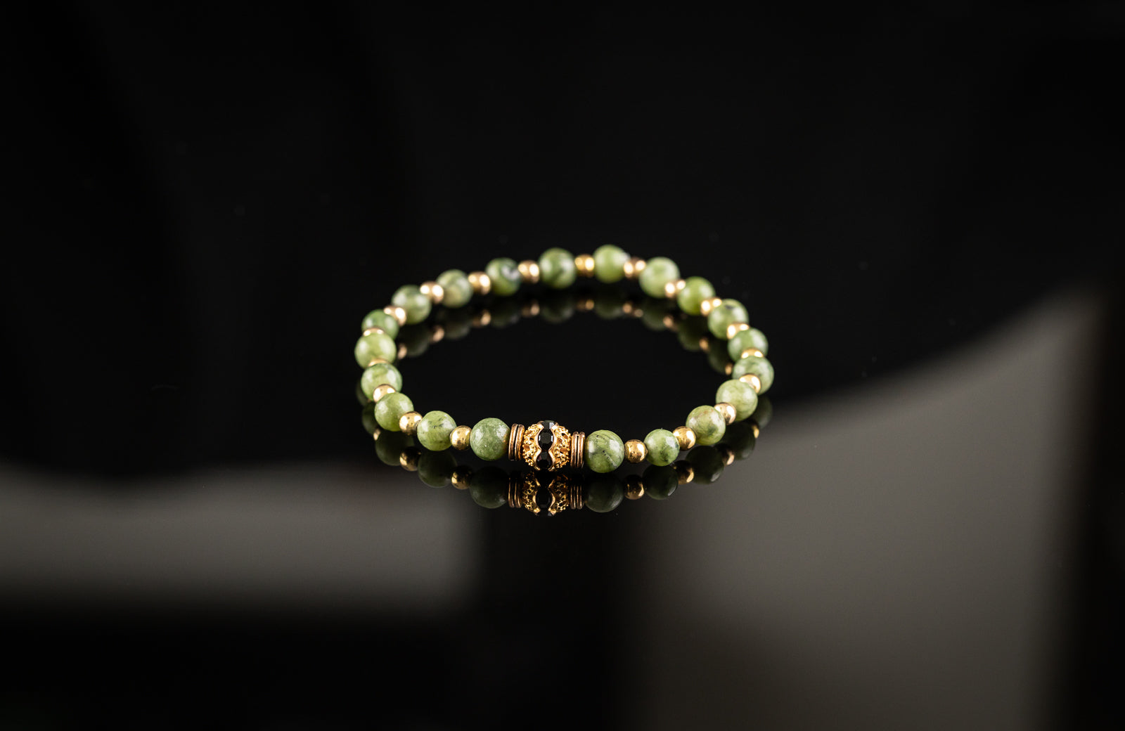 APHRODITE KOLLEKTION - Natur grøn Jade / Guldfarvet armbånd