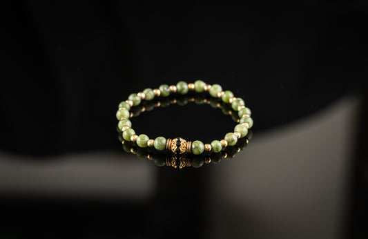 APHRODITE KOLLEKTION - Natur grøn Jade / Guldfarvet armbånd